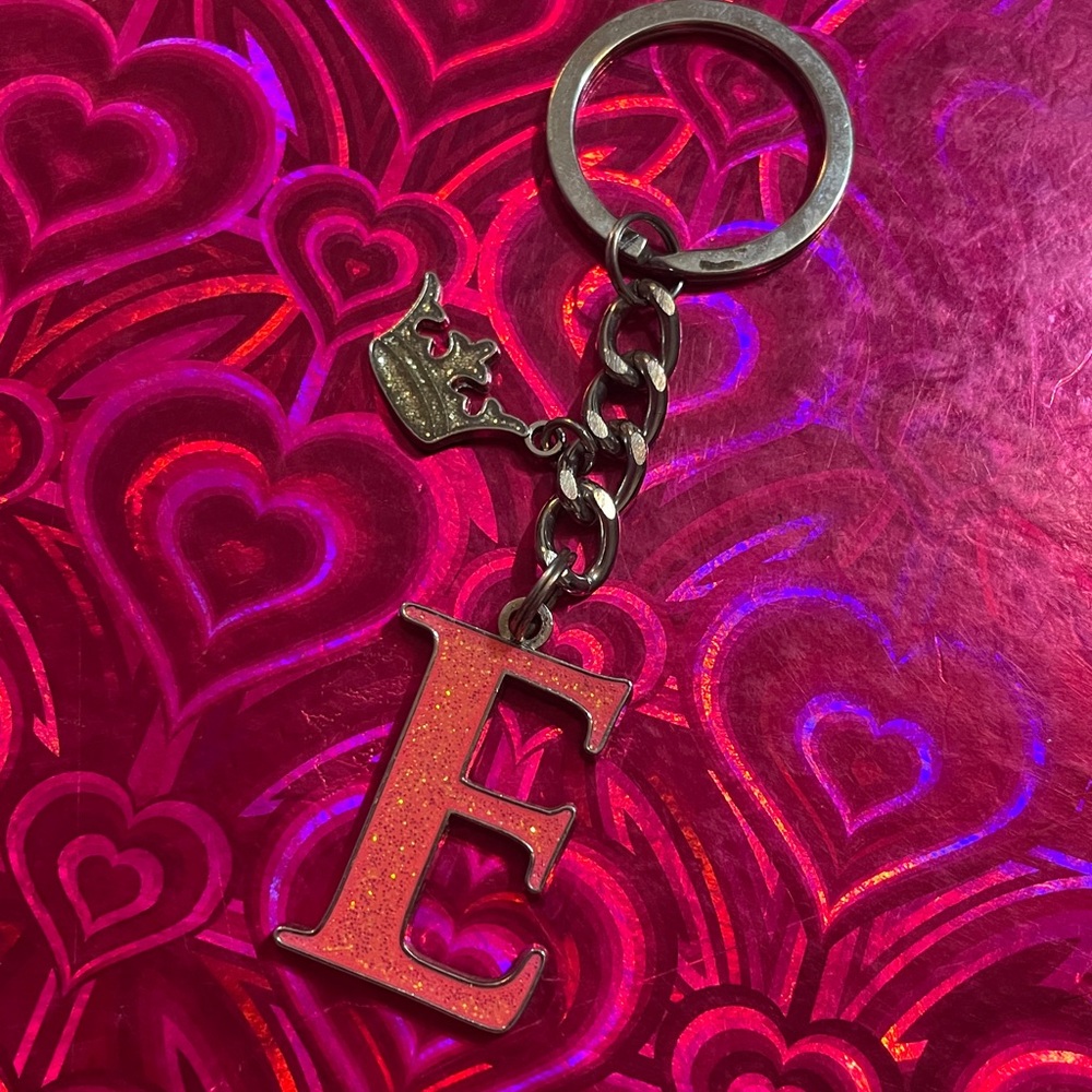 “E” initial keychain 👑 - Picture 2 of 6
